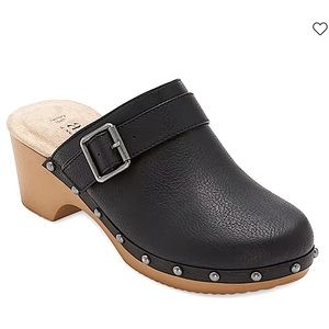Black clog with walnut-colored heel